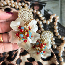 Load image into Gallery viewer, CLARISSE Flower Earrings