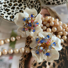 Load image into Gallery viewer, White Flower Earrings