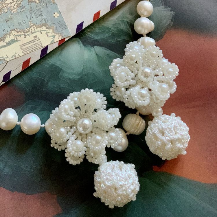 AITANA - White Button and Flowers