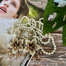 Load image into Gallery viewer, Beige and Brown Flower Earrings