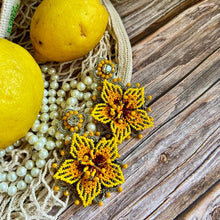 Load image into Gallery viewer, Yellow and Grey Flower Earrings