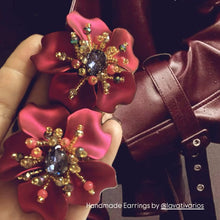 Load image into Gallery viewer, Burdeos Flower Earrings
